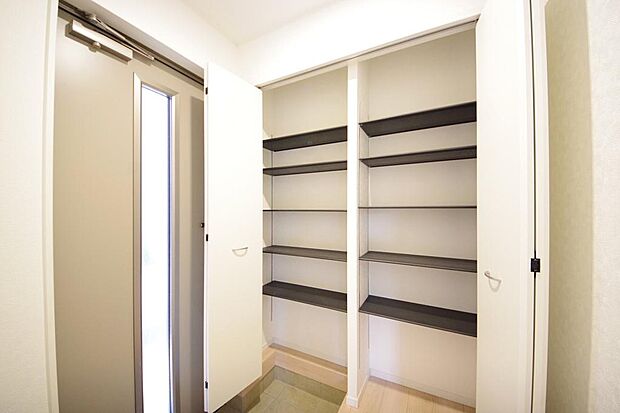 棚板が多く、沢山の靴が収納可能。棚板は稼働可能ですのでブーツやヒールの高い靴も収納でき便利です。