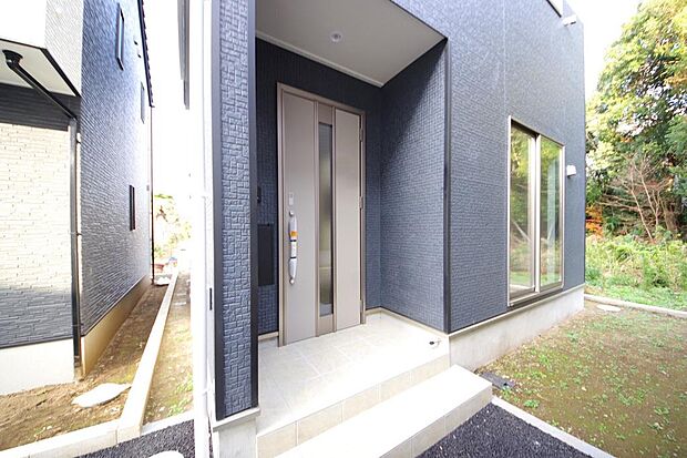 玄関はいわばその邸宅の顔です。だからこそ、迎賓のためにしつらえを細部まで施しました。