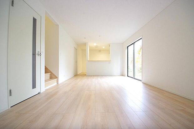 明るい陽光が差し込み開放的なリビング ダイニングを演出し、ゆとりある空間はご満足いただけます。