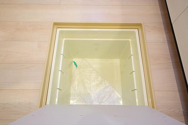 ミネラルウォーター、缶詰、非常食のストックに便利です。空間を有効に利用した収納です。