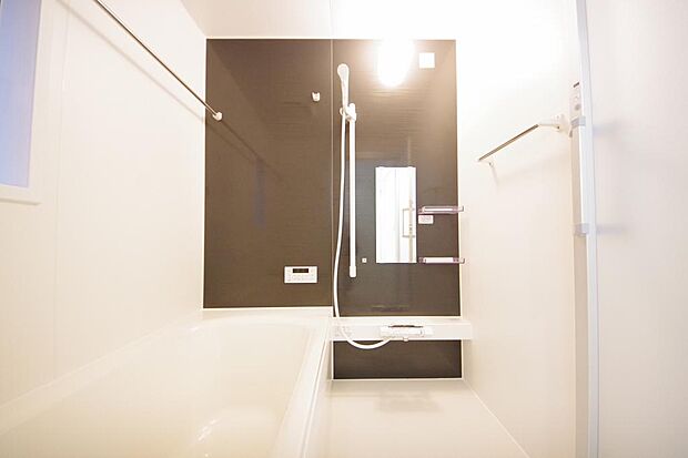 1日の疲れを癒す大切な場所です。追焚き機能も付いておりますので、帰りが遅くなっても安心できます。