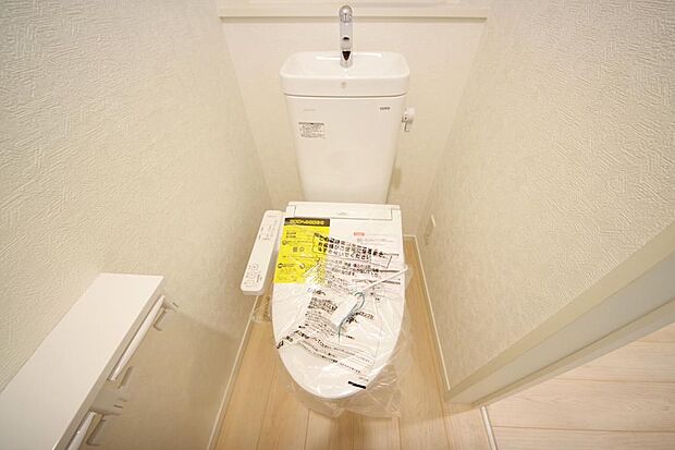 少ない水を有効に使って、汚れも効率よく洗浄します。便器は奥までふちのない掃除がしやすい形状です。