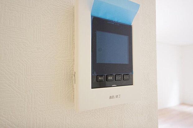 来訪者を映像と音声で確認可能なので、煩わしいセールスにも住戸内で対話可能です。