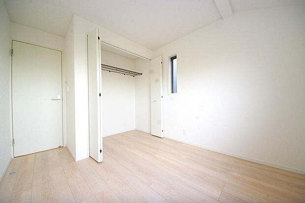 木の質感が優しい床材と豊富な収納が特徴的な、心に温かさを感じる内装です。