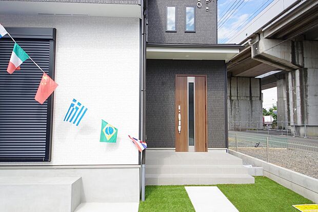 玄関はいわばその邸宅の顔です。だからこそ、迎賓のためにしつらえを細部まで施しました。