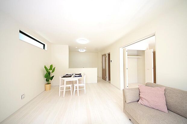 家族皆方が一番長い時間を共有するリビング ダイニング。快適な空間としてご利用いただけます。