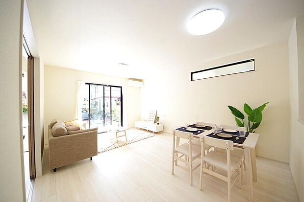 明るい陽光が差し込み開放的なリビング ダイニングを演出し、ゆとりある空間はご満足いただけます。