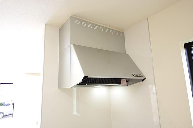 キッチン上部には、ブーツ型の照明付きのレンジフードが標準装備されております。