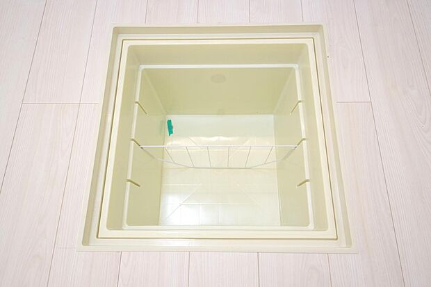 ミネラルウォーター、缶詰、非常食のストックに便利です。空間を有効に利用した収納です。