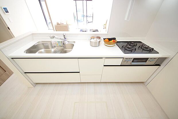 キッチンには耐久性が高く、お手入れも簡単で人工大理石トップを採用して、キッチンを優雅に演出しました。