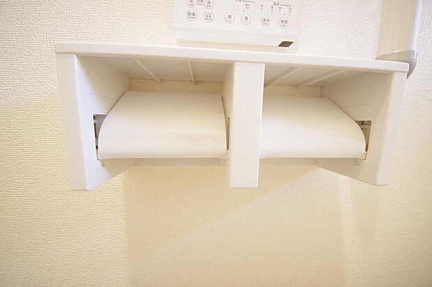 トイレ内のペーパーホルダーは、しっかりとした押さえ付き横型ダブルホルダーが標準装備されています。