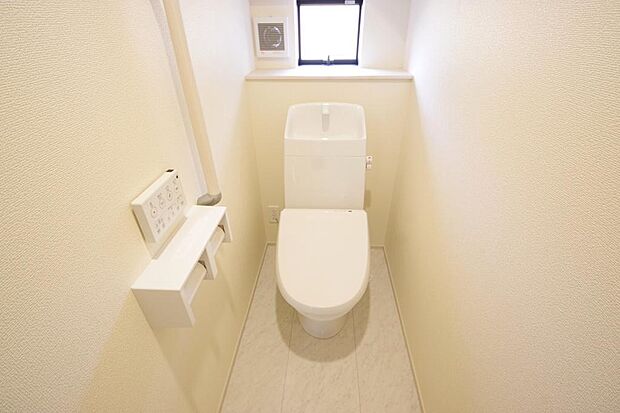 少ない水を有効に使って、汚れも効率よく洗浄します。便器は奥までふちのない掃除がしやすい形状です。