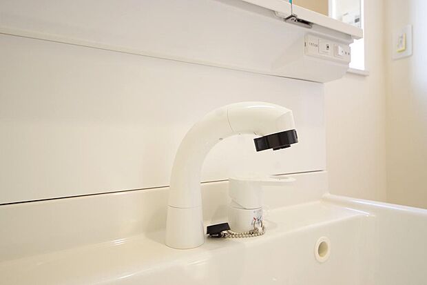 洗面台の給水口はホースが伸びるので朝シャン出来ます。シングルレバーでお湯の温度も楽々調整出来ます。