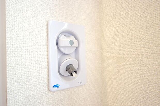 洗濯機用の給水口には蛇口ではなく、全自動洗濯機が設置できる専用の給水口が設置されております。