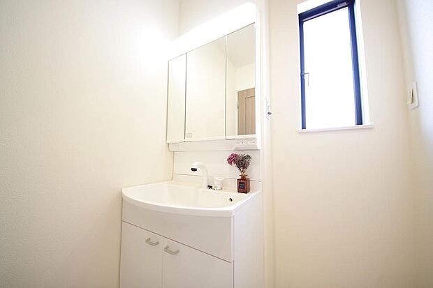 家族全員で利用するパブリックスペースとなりますので、鏡周りの収納ですっきり洗面台がご利用いただけます