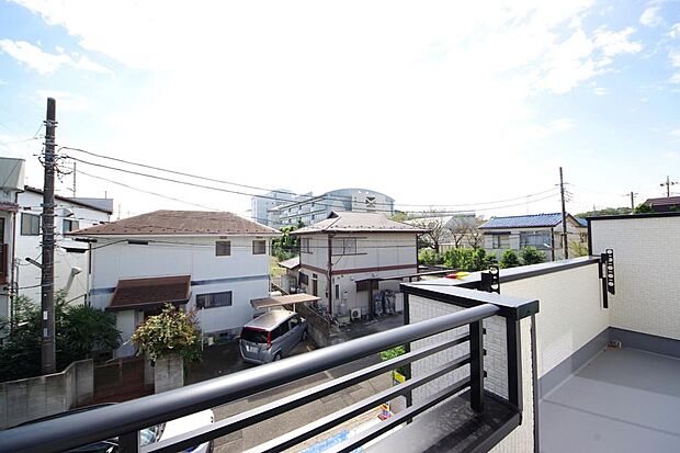 陽光あふれるバルコニーは、たくさんの光を浴びることができるのでお洗濯物やお布団もしっかり干せます。