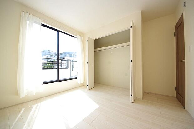 木の質感が優しい床材と豊富な収納が特徴的な、心に温かさを感じる内装です。