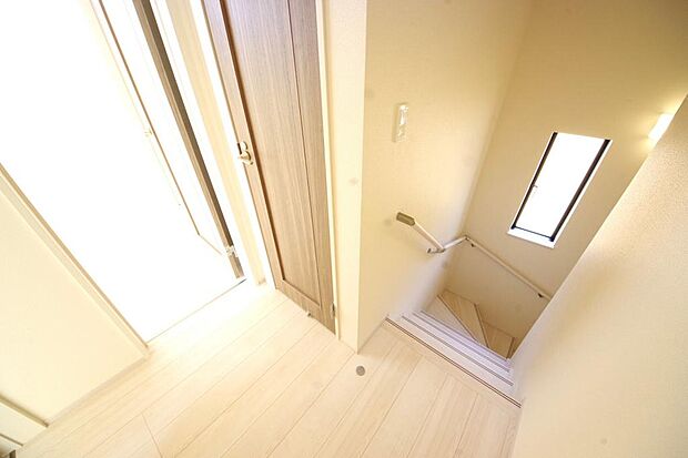 階段には手すりを標準装備することで、お子様やご高齢者の安全性にも配慮しております。