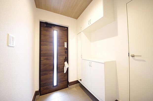 棚板が多く、沢山のの靴が収納可能。棚板は稼働可能ですのでブーツやヒールの高い靴も収納でき便利です。