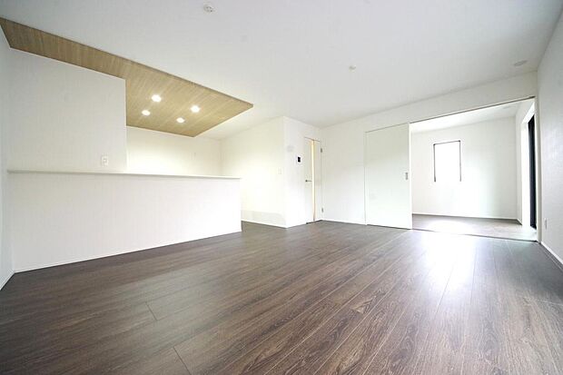 明るい陽光が差し込み開放的なリビング ダイニングを演出し、ゆとりある空間はご満足いただけます。