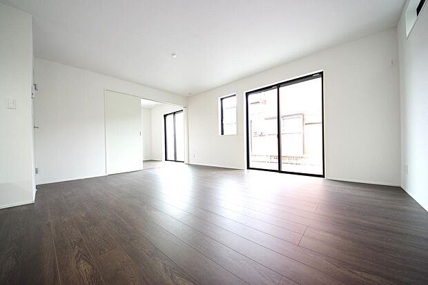 明るい陽光が差し込み開放的なリビング ダイニングを演出し、ゆとりある空間はご満足いただけます。