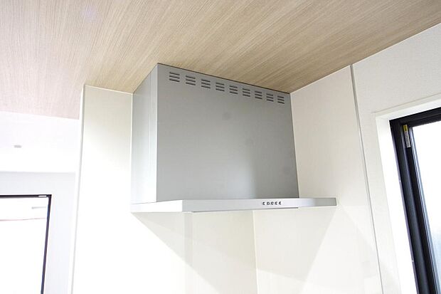 キッチン上部には、ブーツ型の照明付きのレンジフードが標準装備されております。