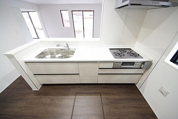 キッチンには耐久性が高く、お手入れも簡単で人工大理石トップを採用して、キッチンを優雅に演出しました。