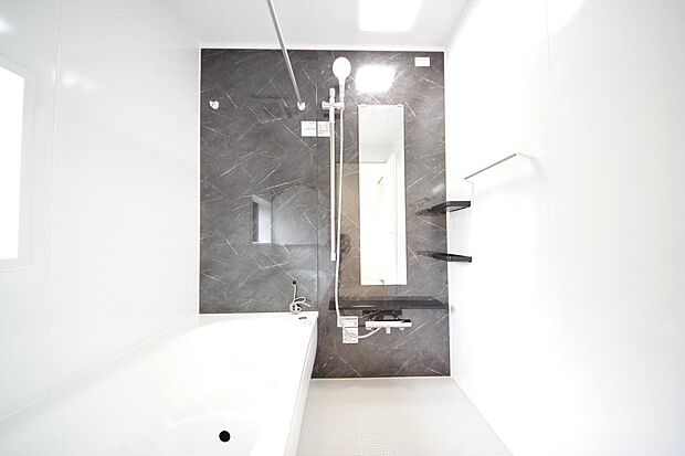 心地よい入浴タイムを追求した大きな浴槽とアクセントパネルで、より高級感が演出されます。