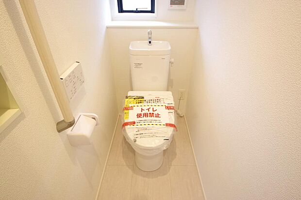 少ない水を有効に使って、汚れも効率よく洗浄します。便器は奥までふちのない掃除がしやすい形状です。