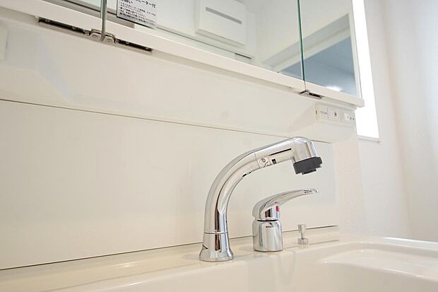 洗面台の給水口はホースが伸びるので朝シャン出来ます。シングルレバーでお湯の温度も楽々調整出来ます。
