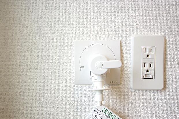 洗濯機用の給水口には蛇口ではなく、全自動洗濯機が設置できる専用の給水口が設置されております。