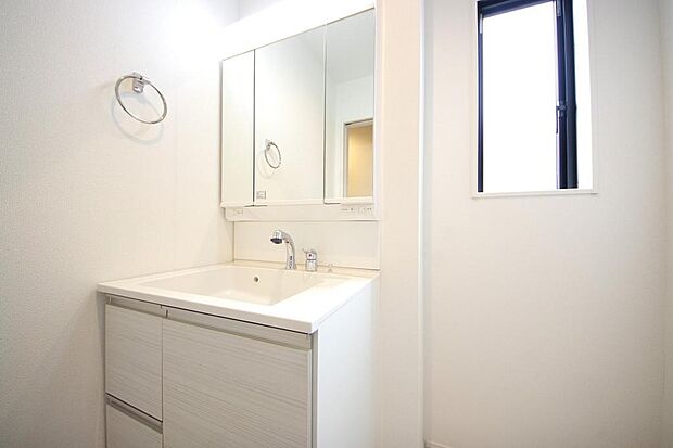 家族全員で利用するパブリックスペースとなりますので、鏡周りの収納ですっきり洗面台がご利用いただけます
