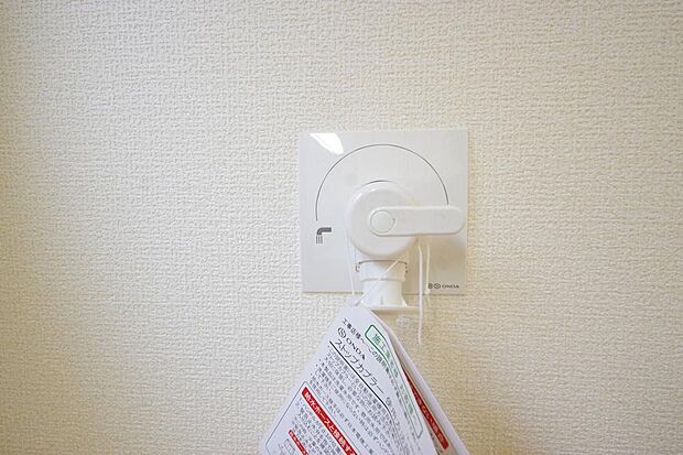 洗濯機用の給水口には蛇口ではなく、全自動洗濯機が設置できる専用の給水口が設置されております。