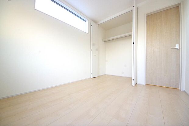 木の質感が優しい床材と豊富な収納が特徴的な、心に温かさを感じる内装です。