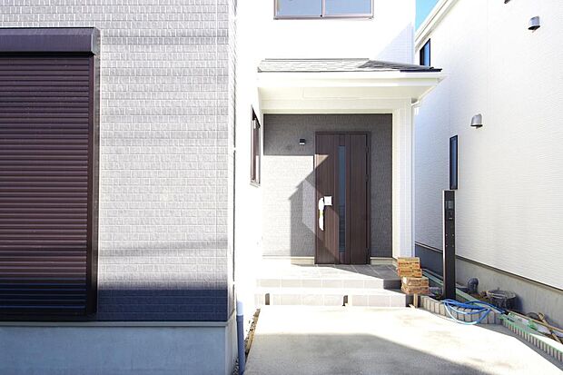 玄関はいわばその邸宅の顔です。だからこそ、迎賓のためにしつらえを細部まで施しました。