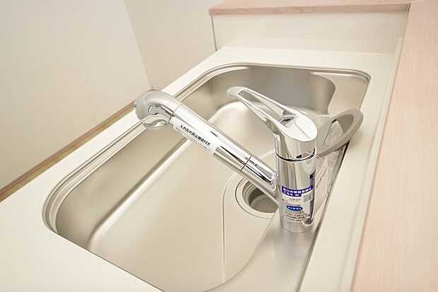 レバー操作一つで水量、温度も調節可能です。また、蛇口には浄水カートリッジも内蔵可能です。