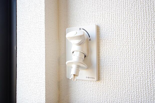 洗濯機用の給水口には蛇口ではなく、全自動洗濯機が設置できる専用の給水口が設置されております。
