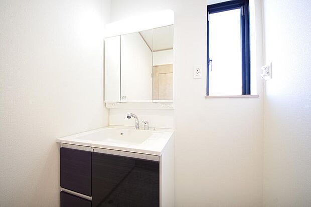 家族全員で利用するパブリックスペースとなりますので、鏡周りの収納ですっきり洗面台がご利用いただけます