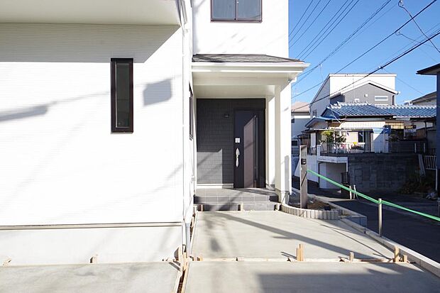 玄関はいわばその邸宅の顔です。だからこそ、迎賓のためにしつらえを細部まで施しました。