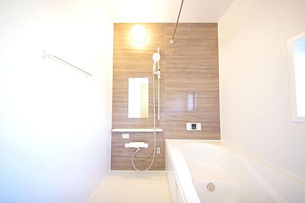 心地よい入浴タイムを追求した大きな浴槽とアクセントパネルで、より高級感が演出されます。