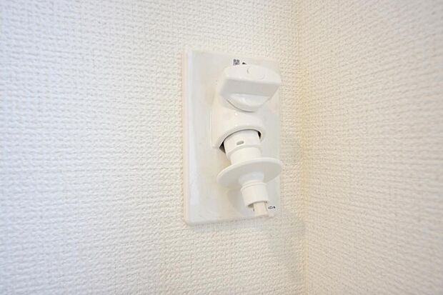 洗濯機用の給水口には蛇口ではなく、全自動洗濯機が設置できる専用の給水口が設置されております。