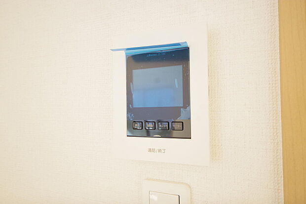 来訪者を映像と音声で確認可能なので、煩わしいセールスにも住戸内で対話可能です。