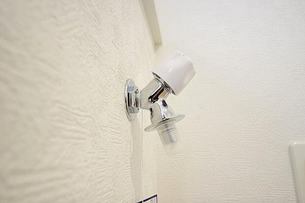 洗濯機用の給水口には蛇口ではなく、全自動洗濯機が設置できる専用の給水口が設置されております。