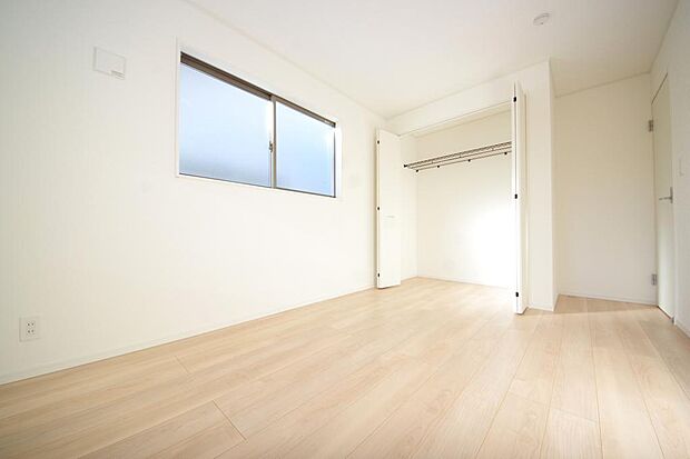 木の質感が優しい床材と豊富な収納が特徴的な、心に温かさを感じる内装です。
