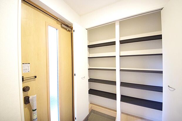 棚板が多く、沢山の靴が収納可能。棚板は稼働可能ですのでブーツやヒールの高い靴も収納でき便利です。