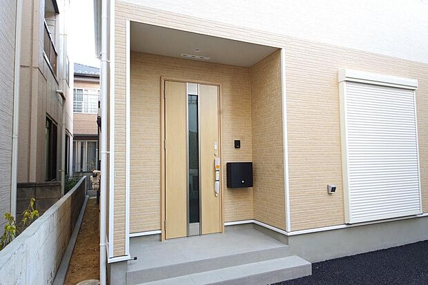 玄関はいわばその邸宅の顔です。だからこそ、迎賓のためにしつらえを細部まで施しました。