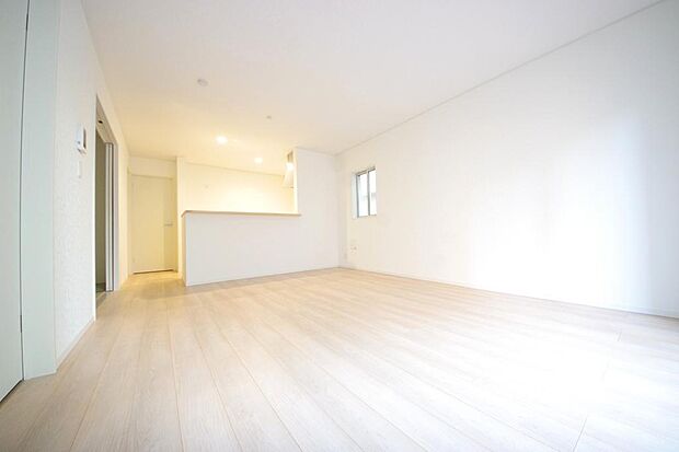 明るい陽光が差し込み開放的なリビング　ダイニングを演出し、ゆとりある空間はご満足いただけます。