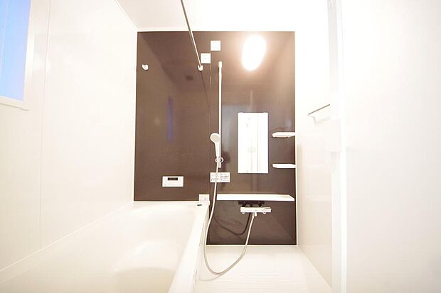 １日の疲れを癒す大切な場所です。追焚き機能も付いておりますので、帰りが遅くなっても安心できます。