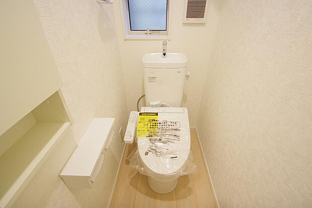 少ない水を有効に使って、汚れも効率よく洗浄します。便器は奥までふちのない掃除がしやすい形状です。