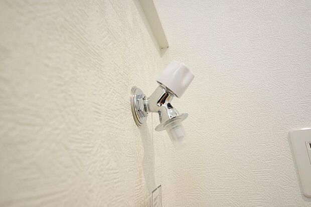 洗濯機用の給水口には蛇口ではなく、全自動洗濯機が設置できる専用の給水口が設置されております。